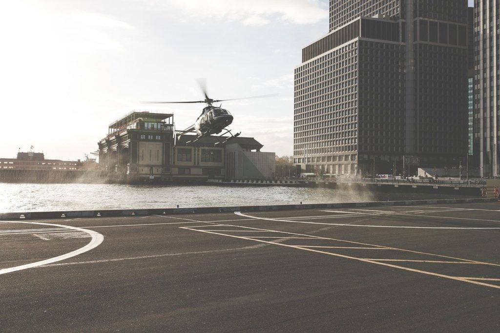 Hélicoptère se pose sur une héliport