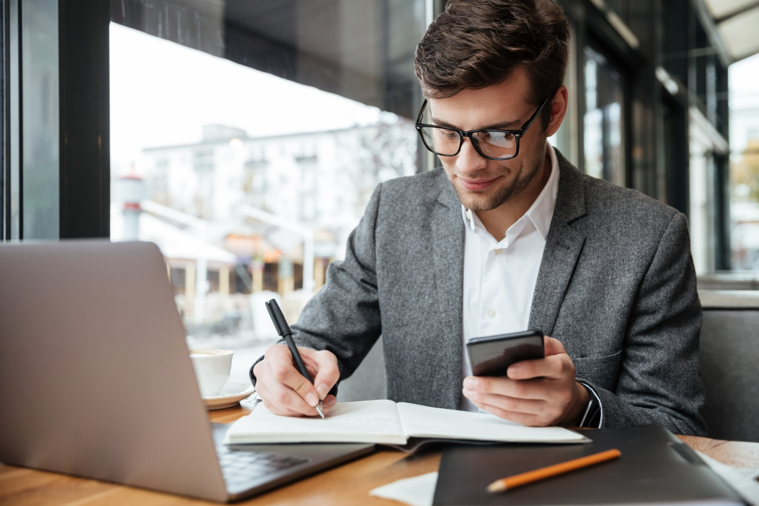 Homme qui s'occupe de la gestion des limousine pour son client