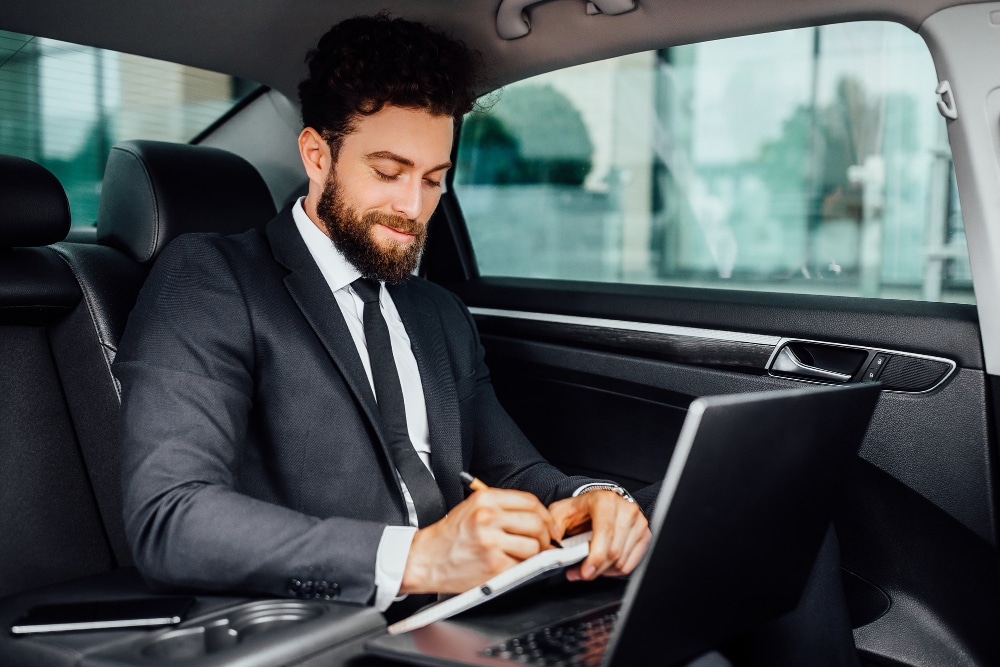 Client travaillant paisiblement dans une limousine de Crystal Services